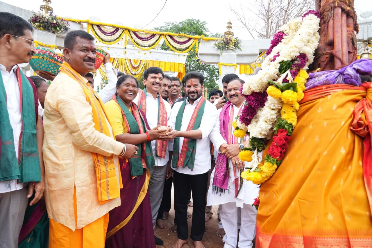 మేడారంలో వనదేవతలకు సీఎం రేవంత్ రెడ్డి ప్రత్యేక పూజలు